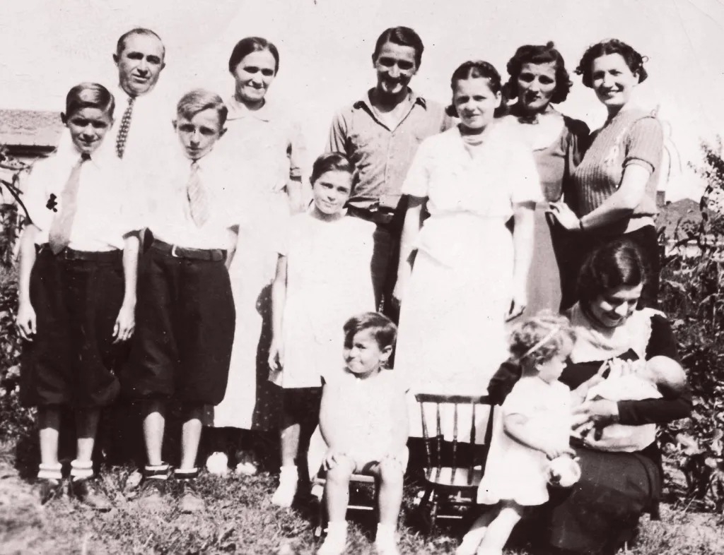 Stara obiteljska fotografija: tri naraštaja jedne obitelji okupljena u vrtu